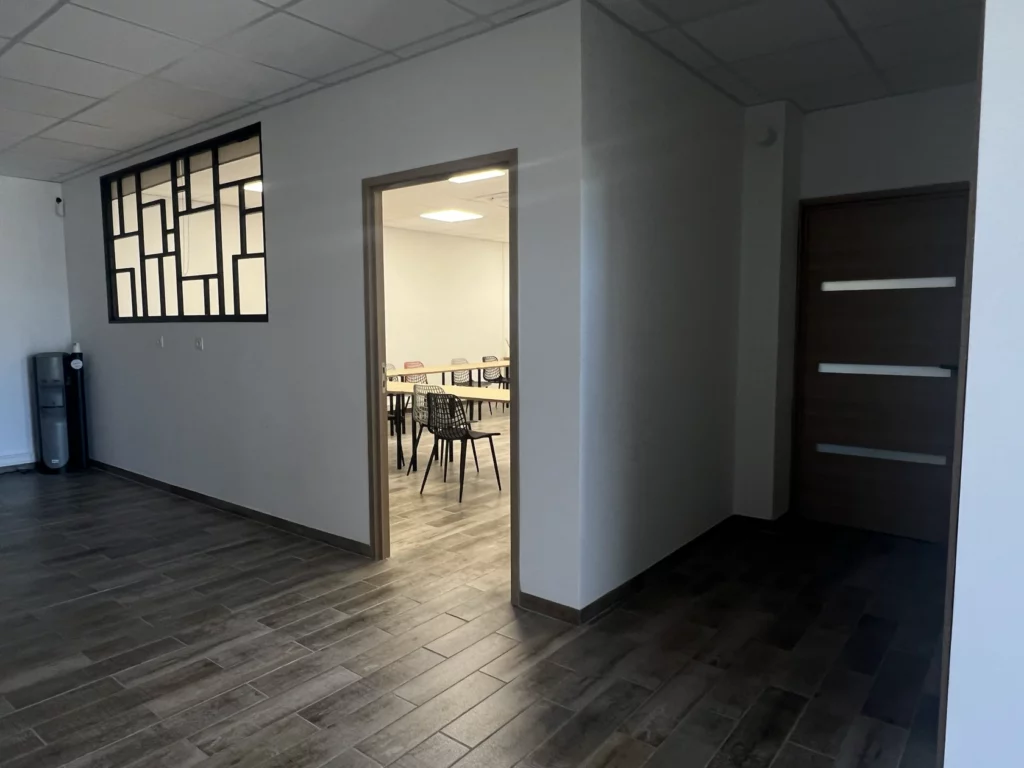 Photo du couloir et de l'entrée de la salle de formation principale